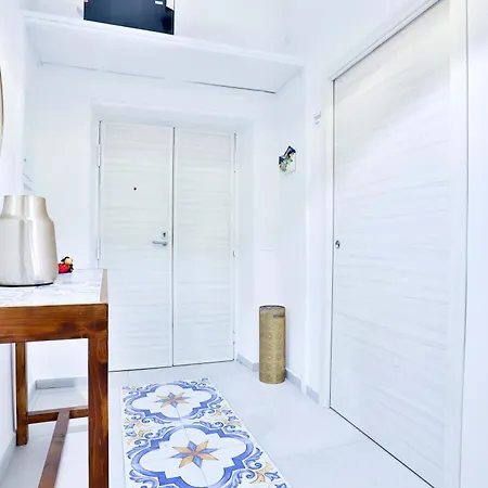 Guesthost - Dimora Leone Relais * Неаполь