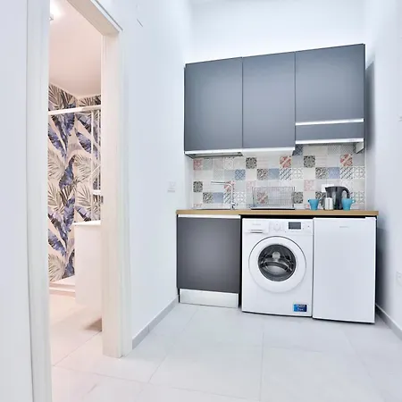 Guesthost - Dimora Leone Relais * Неаполь